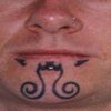 Labret avec tatouage